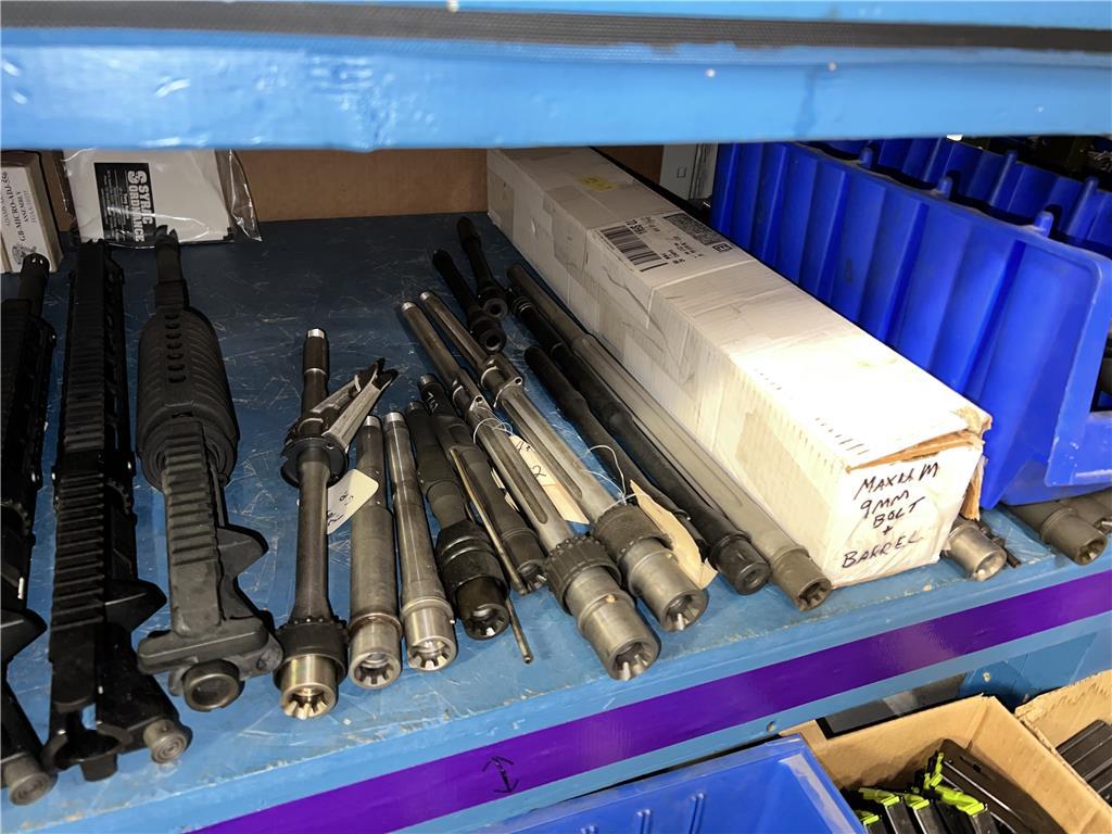 LOT: CONTENTS ON BENCH & PARTS RACK, GUN CASE