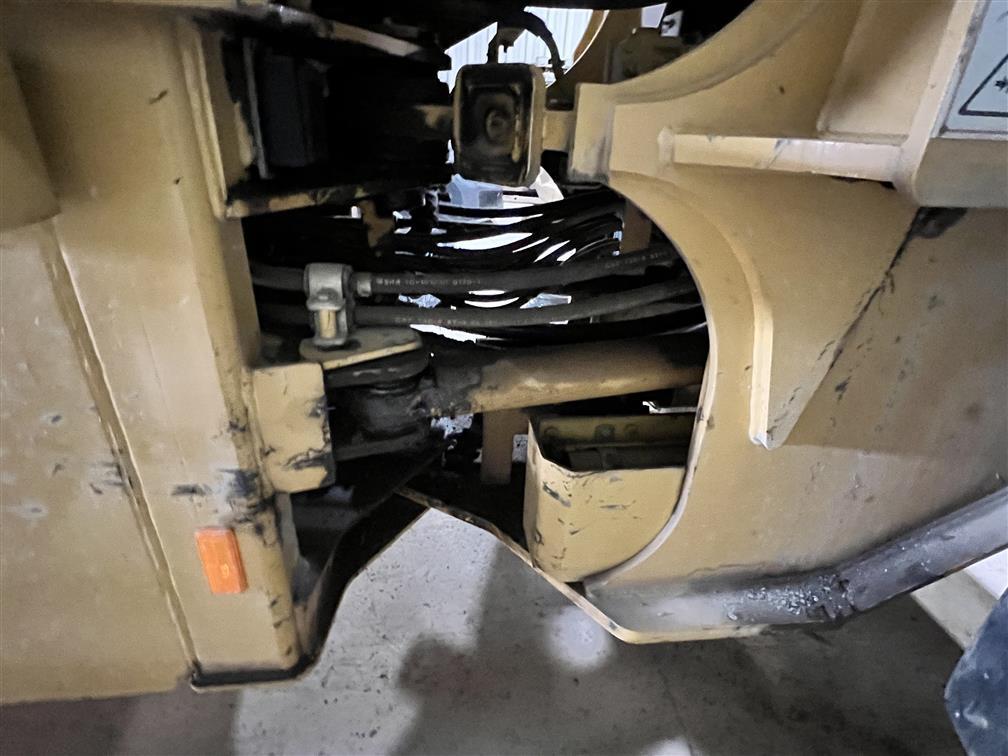**2001 CATERPILLAR IT28G INTEGRATED TOOL CARRIER W/2.6YD BUCKET ATTACHMENT