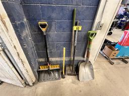 LONG HANDLED TOOL LOT: SNOW SHOVELS, SQUARE TIP SHOVELS, SLEDGE, EDGER