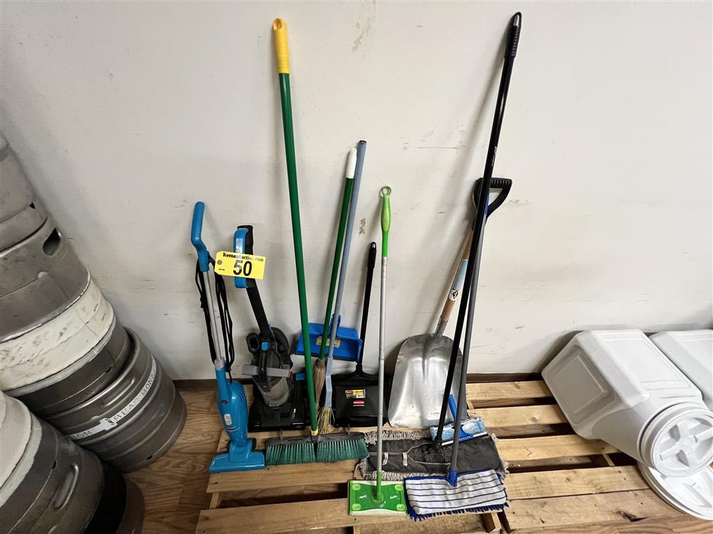 LOT OF ASSORTED CLEANING TOOLS