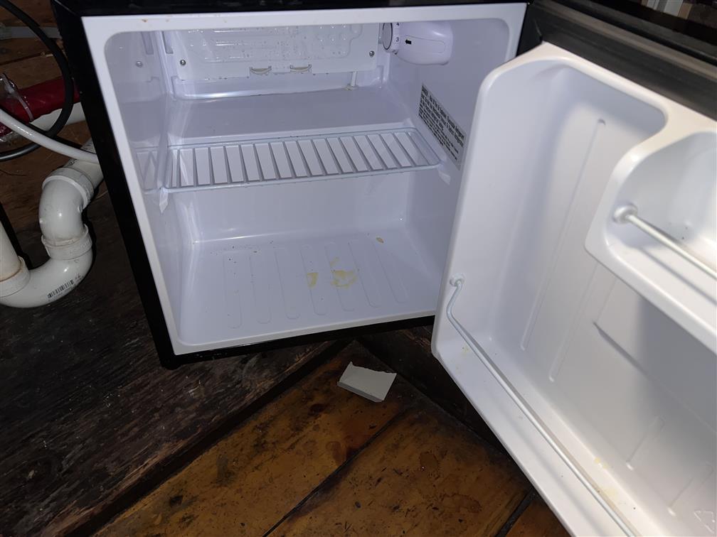 MAGIC CHEF MINI REFRIGERATOR