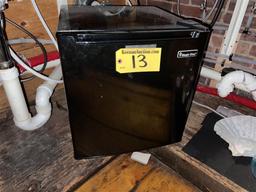 MAGIC CHEF MINI REFRIGERATOR