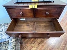 A COUNTRY COMMODE CHERRY/MAHOGANY CHEST OF DRAWERS, RETAIL $2,584