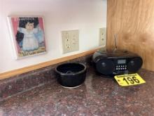 LOT: INSIGNIA RADIO W/ CD PLAYER, DECORATIVE PRINT, CERAMIC BOWL