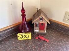 LOT: RED GLASS DECANTER, LOBSTER & SHACK DÉCOR