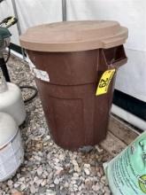 RUBBERMAID ROUGH-NECK 30-GAL. TRASH CAN W/ LID