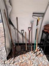 LONG HANDLED TOOL LOT: ASSORTED RAKES, SPADES, SPLITTING MAUL, HOE, FORK