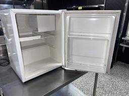 SANYO APARTMENT SIZE REFRIGERATOR