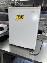 SANYO APARTMENT SIZE REFRIGERATOR