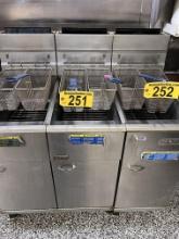 PITCO MODEL 40D NAT GAS DEEP FAT FRYER, 40LB., 115,000 BTU, W/ 2-FRY BASKETS
