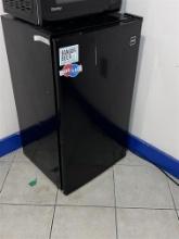 RCA APARTMENT SIZE REFRIGERATOR