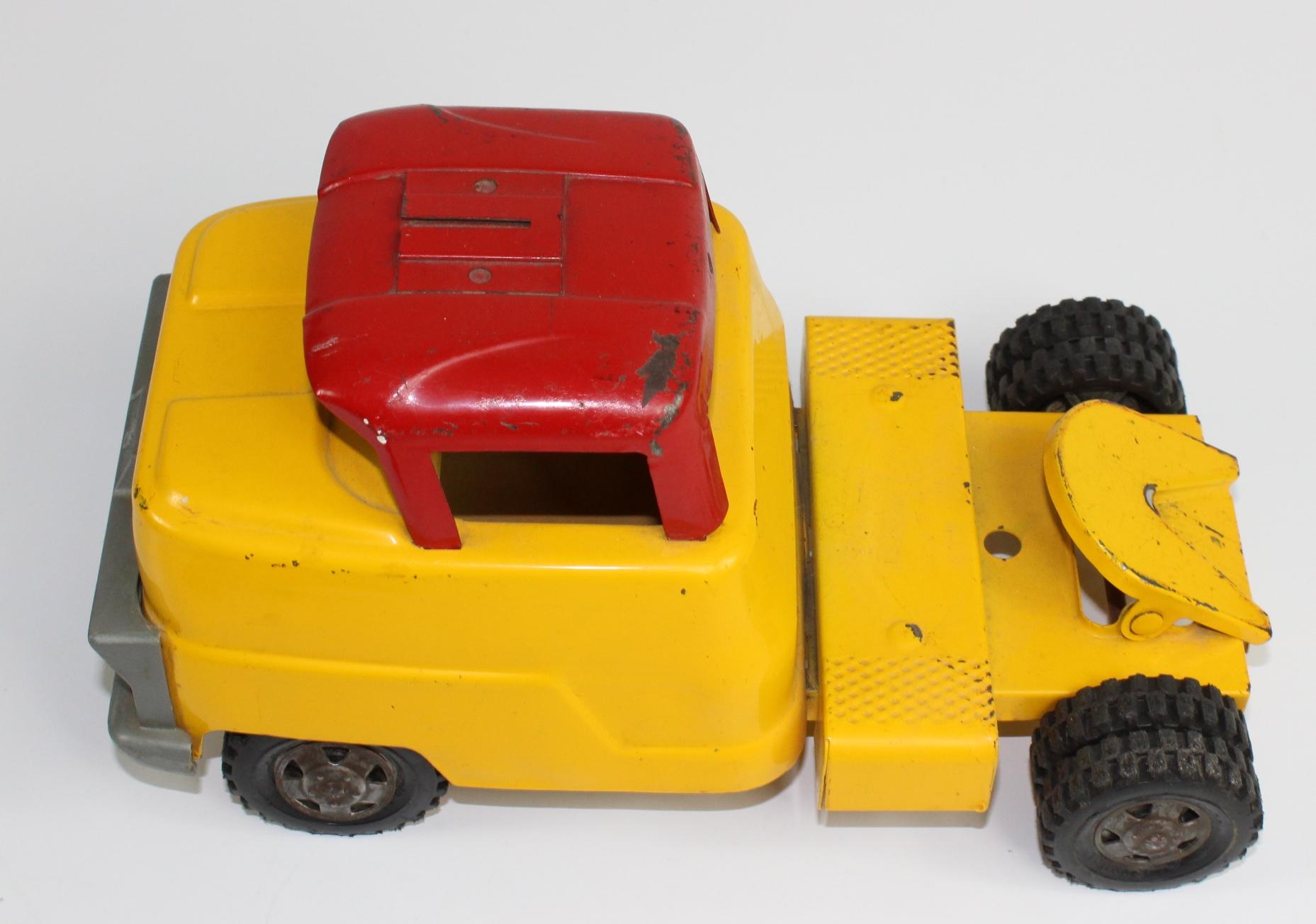 VINTAGE STRUCTO PRESSED AUTO TRANSPORT WITH 2 CARS AND RAMP
