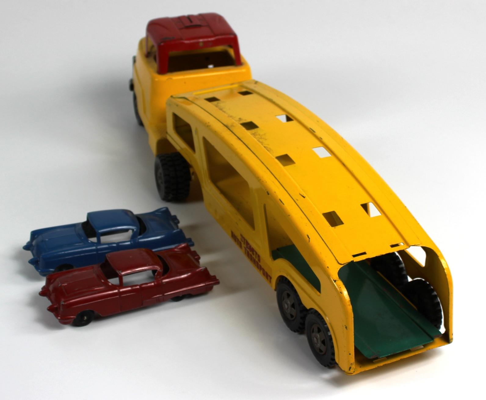 VINTAGE STRUCTO PRESSED AUTO TRANSPORT WITH 2 CARS AND RAMP