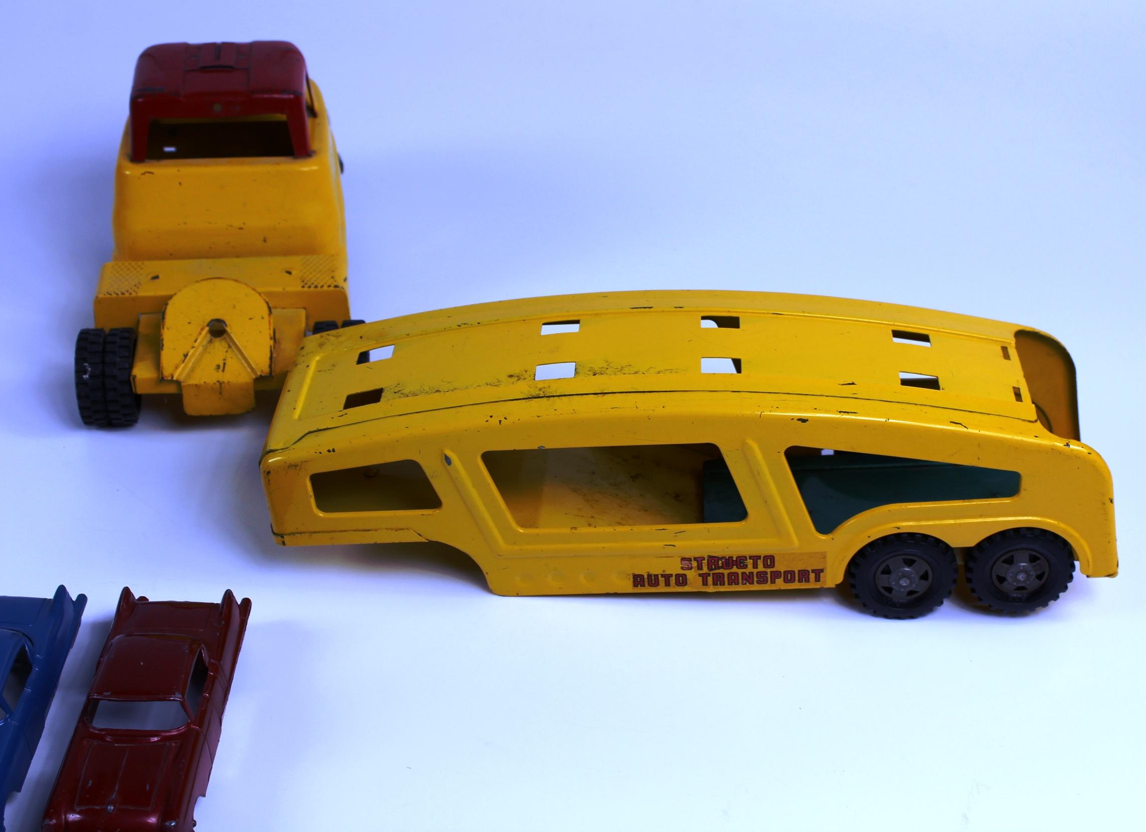 VINTAGE STRUCTO PRESSED AUTO TRANSPORT WITH 2 CARS AND RAMP