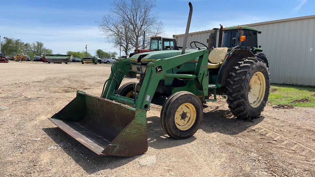 John Deere 5200 2wd w/520 Loader/Bucket