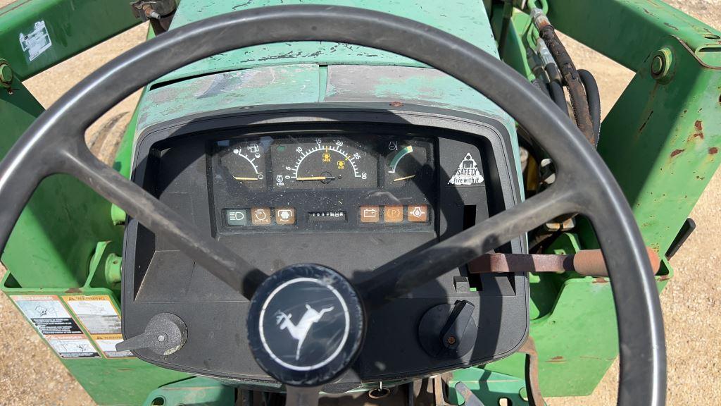 John Deere 5200 2wd w/520 Loader/Bucket