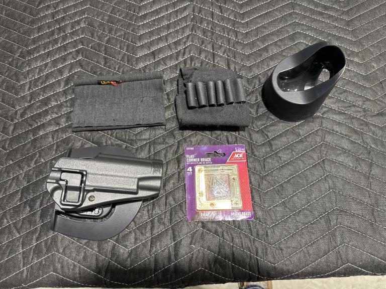 Lot of miscellaneous holsters