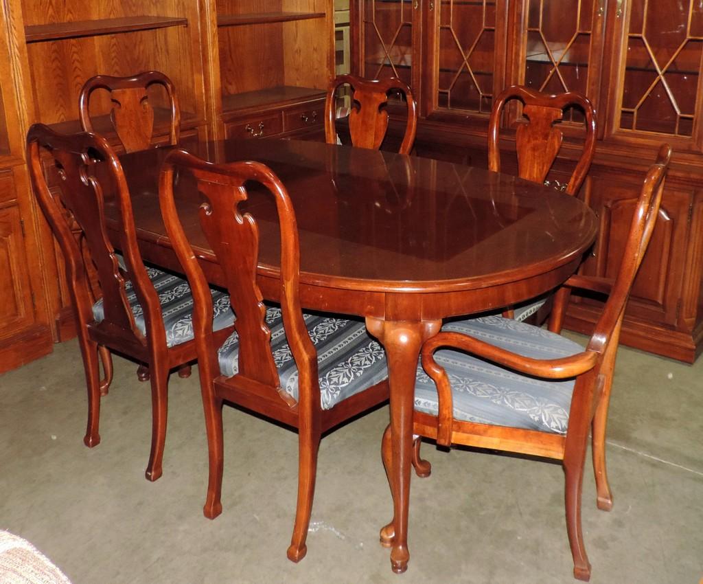 Thomasville Dinning Table and 6 Chairs