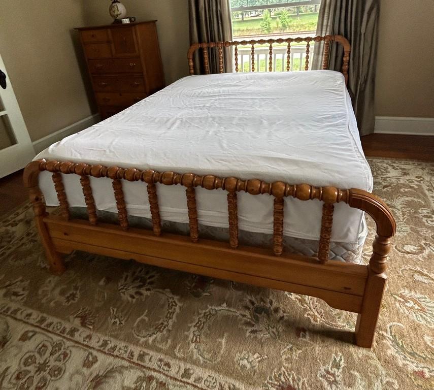 Colonial Spindle Bed