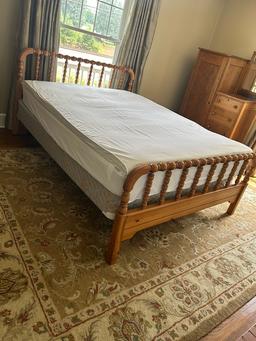 Colonial Spindle Bed