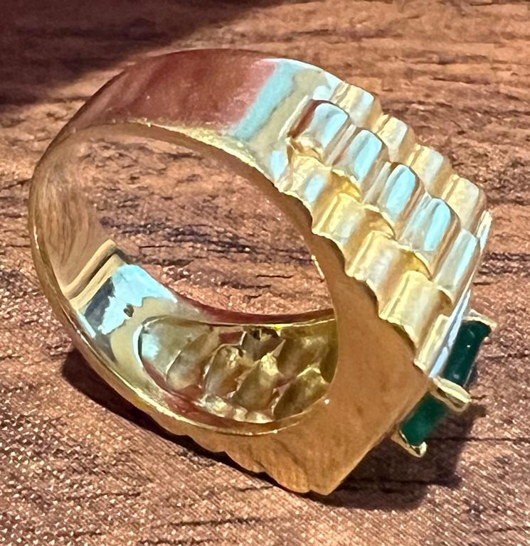 18Kt Gold Emerald and Diamond Chip Ring