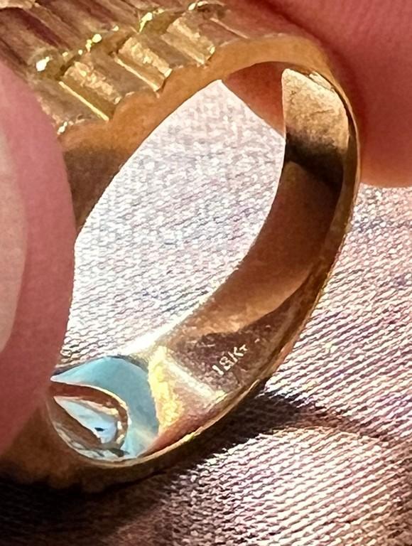 18Kt Gold Emerald and Diamond Chip Ring