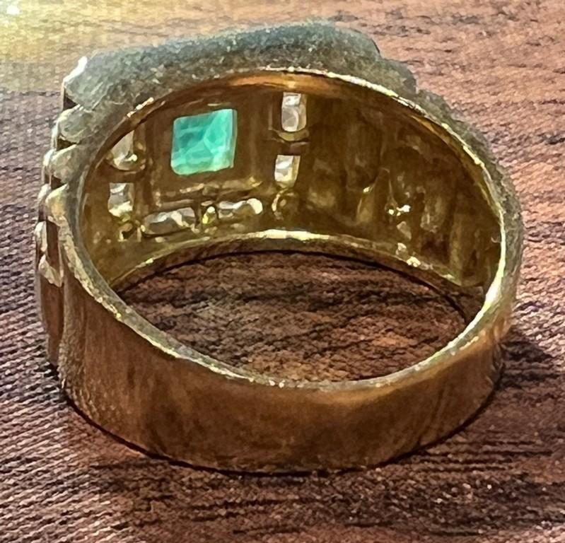 18Kt Gold Emerald and Diamond Chip Ring