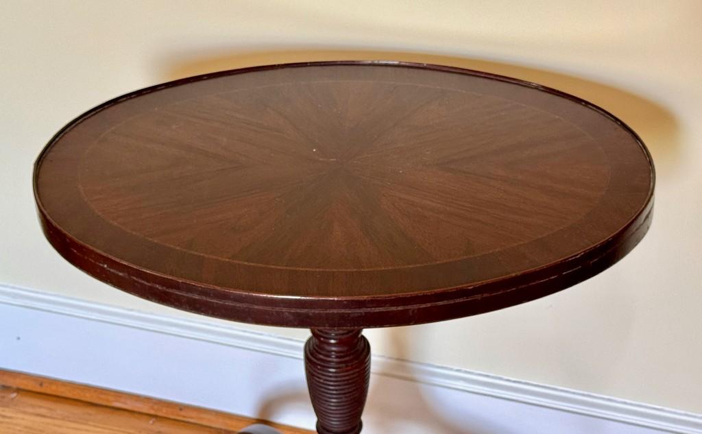 Hepplewhite Mahogany Oval Tilt Top Side Table