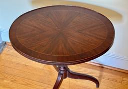 Hepplewhite Mahogany Oval Tilt Top Side Table
