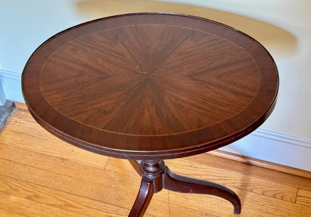 Hepplewhite Mahogany Oval Tilt Top Side Table