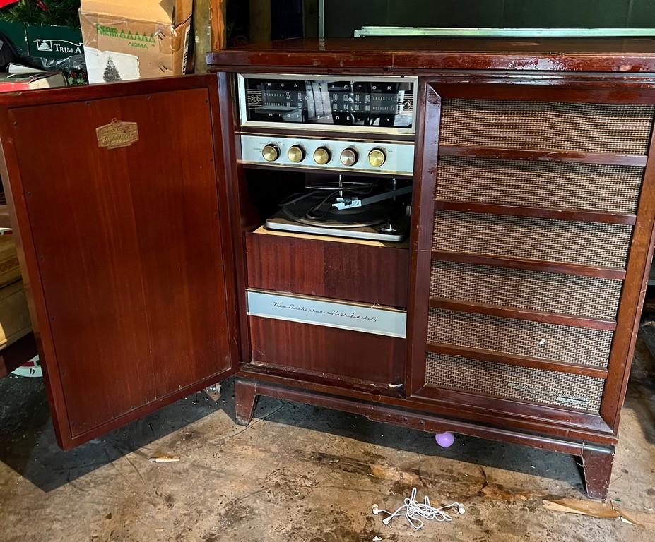 MCM RC Victor High Fidelity Stereo System in Cabinet