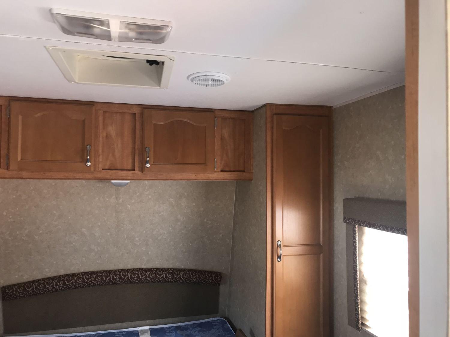 2009 Gulf Stream Conquest 32TBR tandem axle 35'8" camper with 2 slides (living room and back bedroom