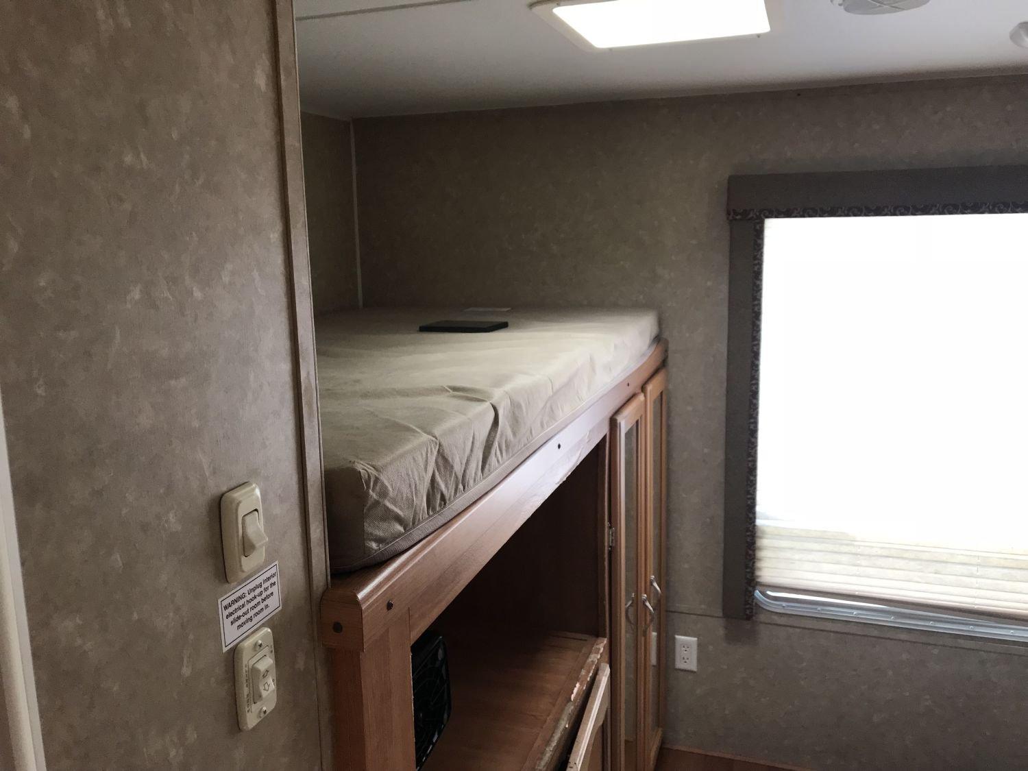 2009 Gulf Stream Conquest 32TBR tandem axle 35'8" camper with 2 slides (living room and back bedroom