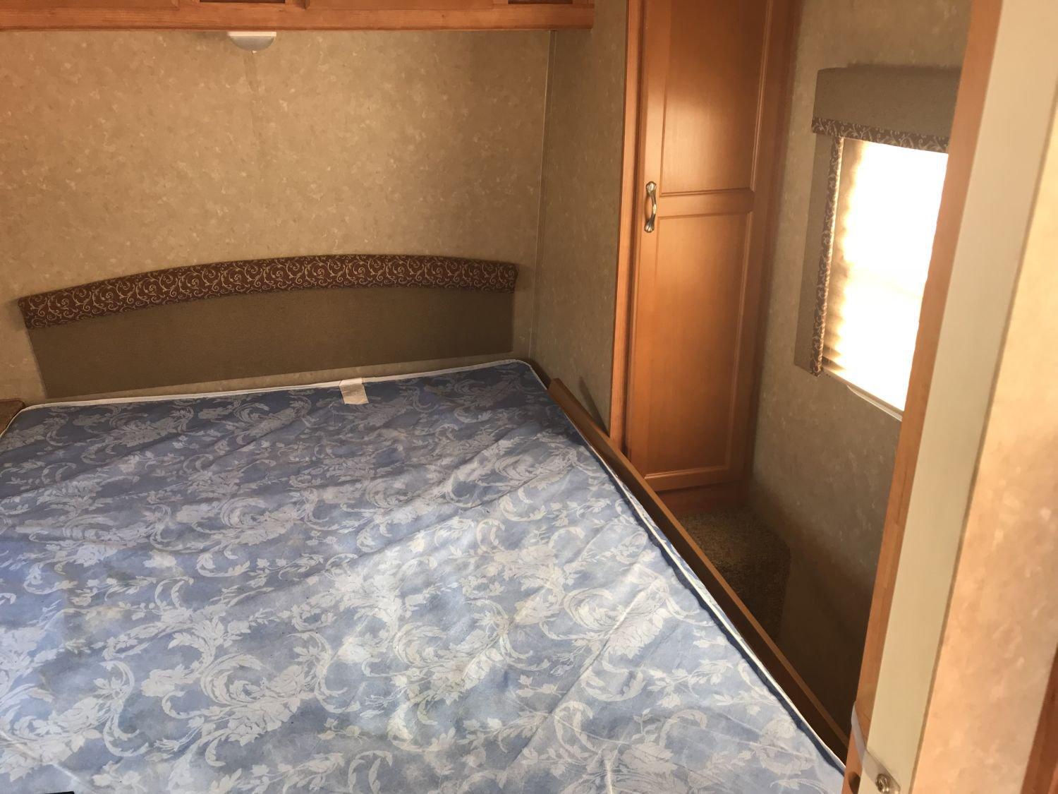 2009 Gulf Stream Conquest 32TBR tandem axle 35'8" camper with 2 slides (living room and back bedroom