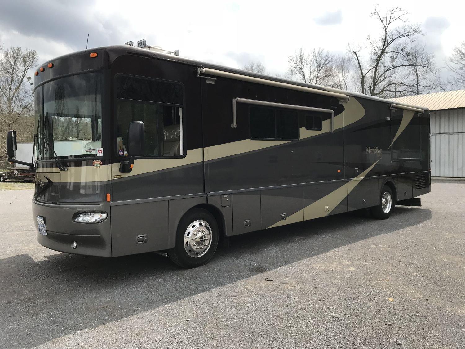 2005 Itasca Meridian 40' rv, 19742mi, VERY CLEAN, built on Freightliner custom chassis by Winnebago,