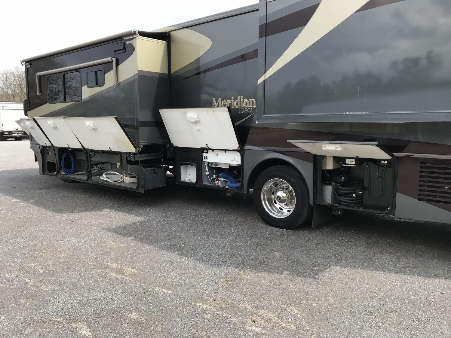 2005 Itasca Meridian 40' rv, 19742mi, VERY CLEAN, built on Freightliner custom chassis by Winnebago,