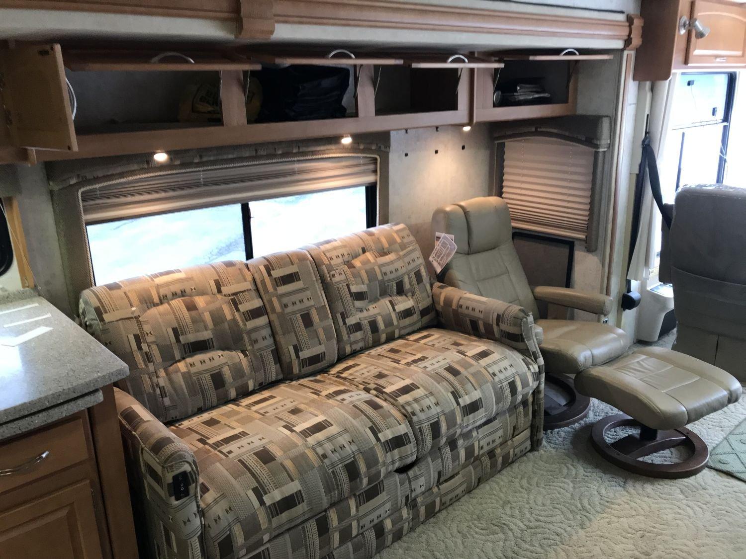 2005 Itasca Meridian 40' rv, 19742mi, VERY CLEAN, built on Freightliner custom chassis by Winnebago,