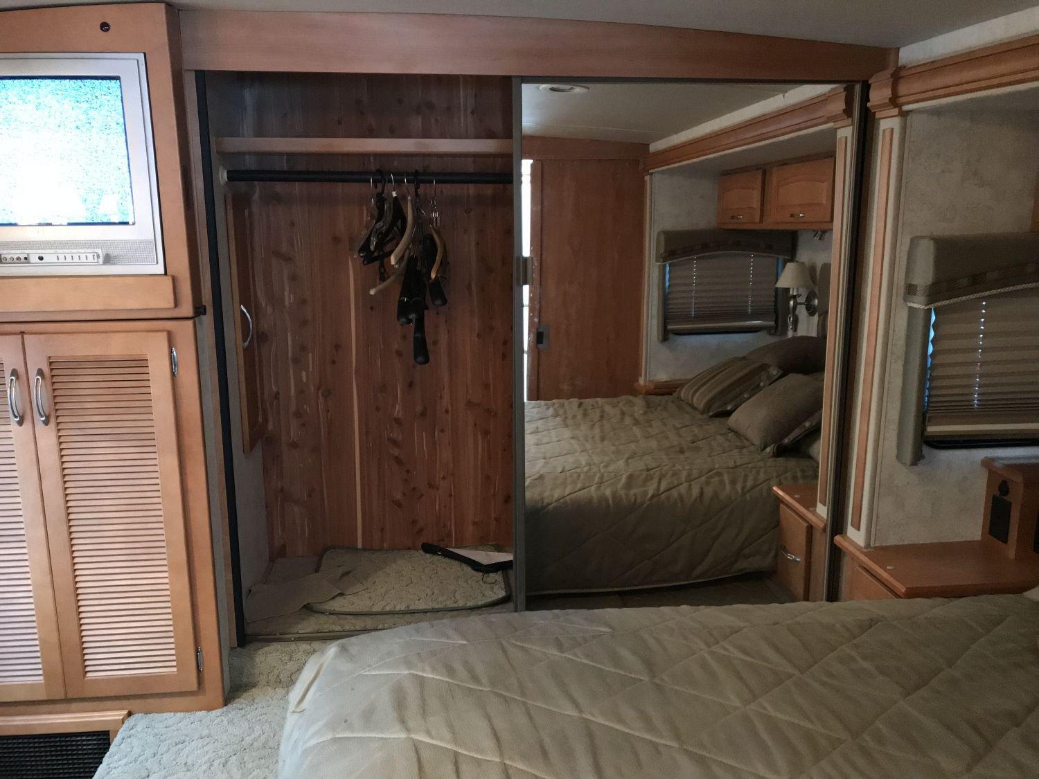 2005 Itasca Meridian 40' rv, 19742mi, VERY CLEAN, built on Freightliner custom chassis by Winnebago,