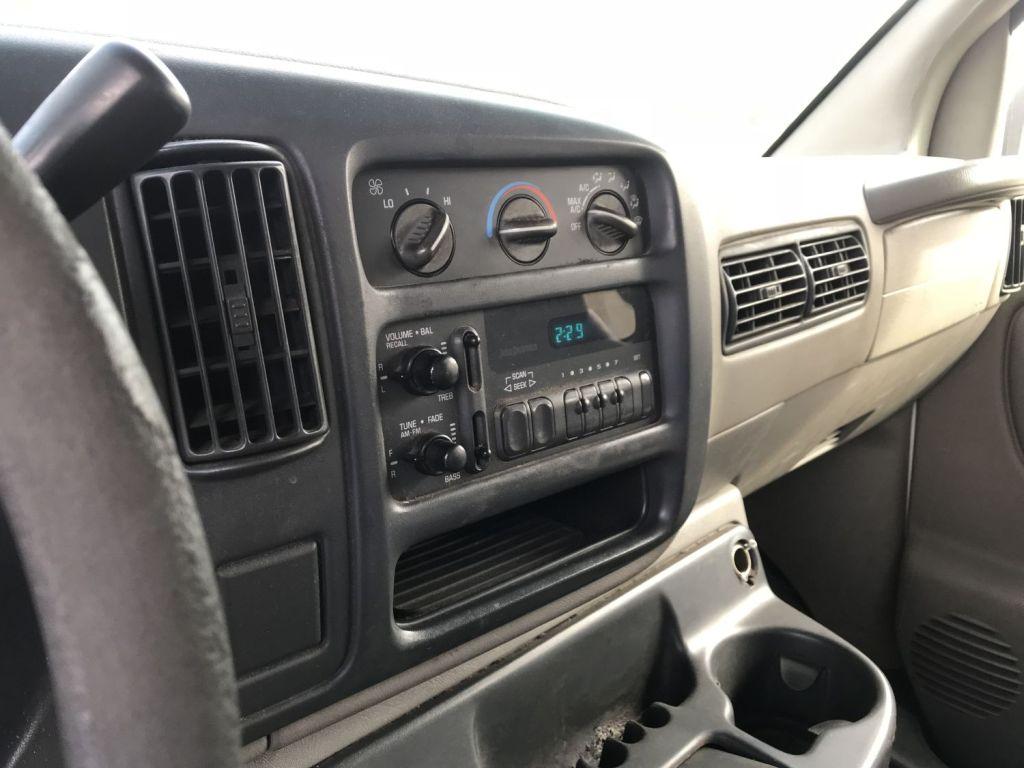 2000 GMC Savana 2500 white van
