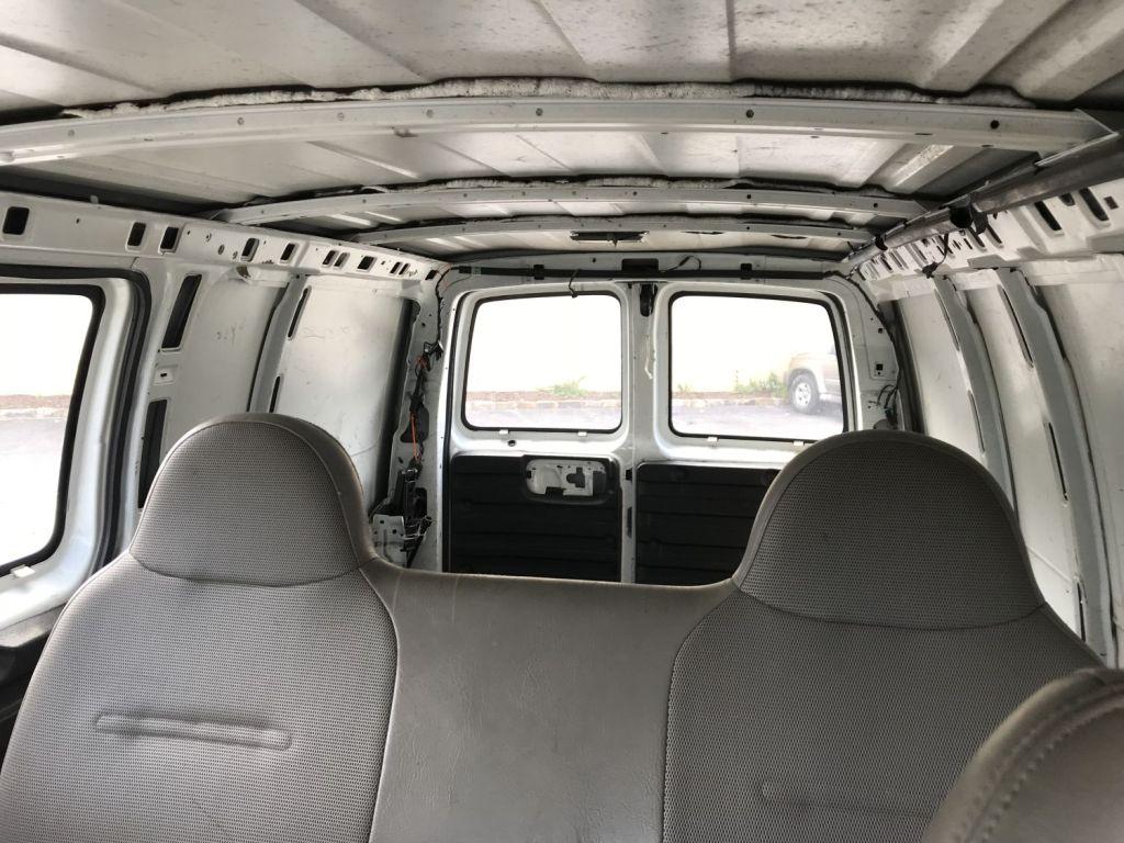 2000 GMC Savana 2500 white van