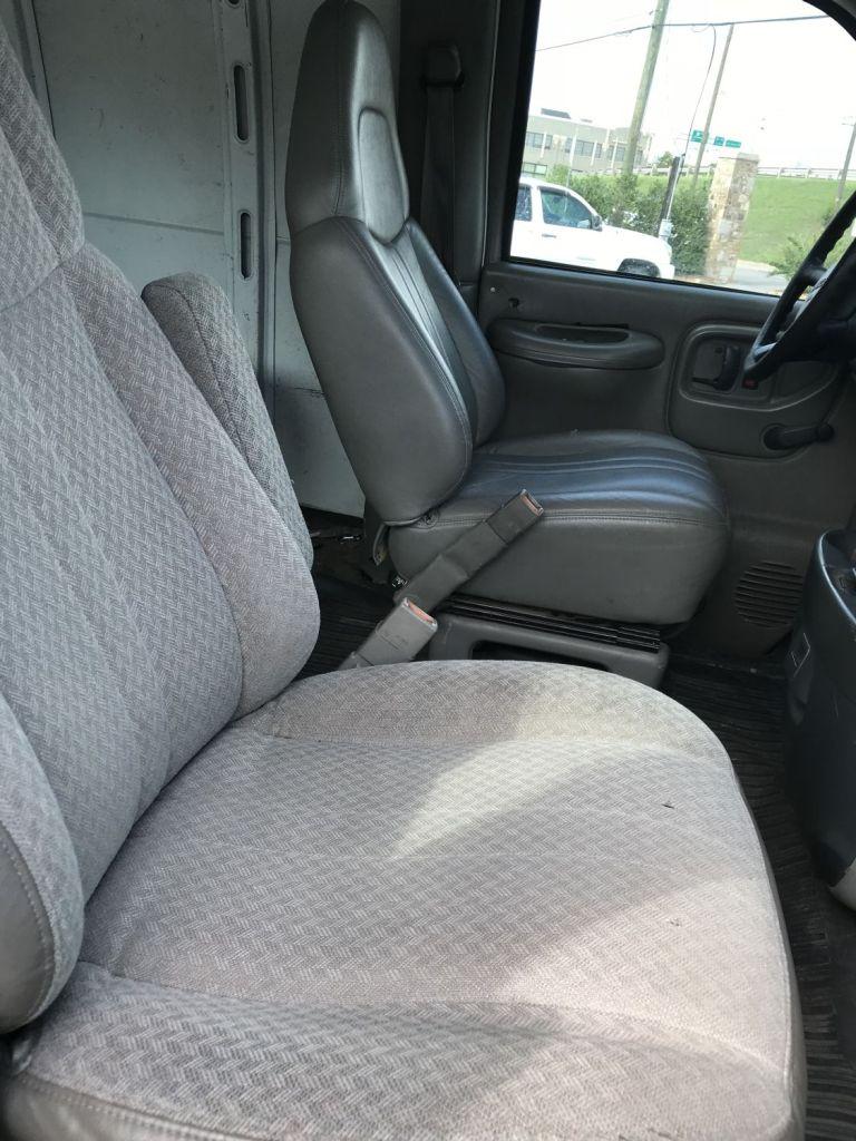 2000 GMC Savana 2500 white van