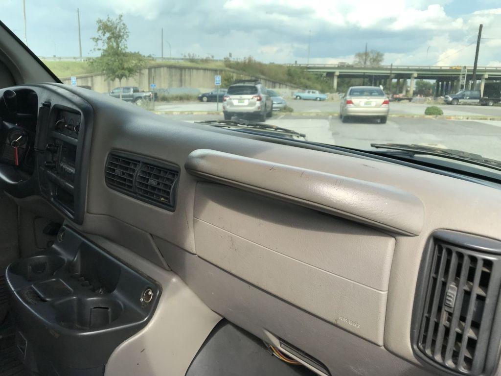 2000 GMC Savana 2500 white van