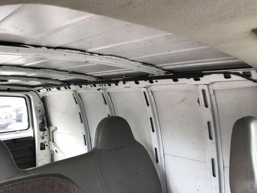 2000 GMC Savana 2500 white van