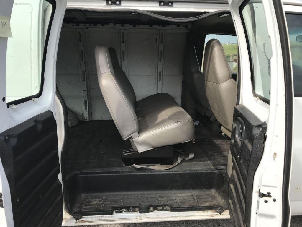 2000 GMC Savana 2500 white van