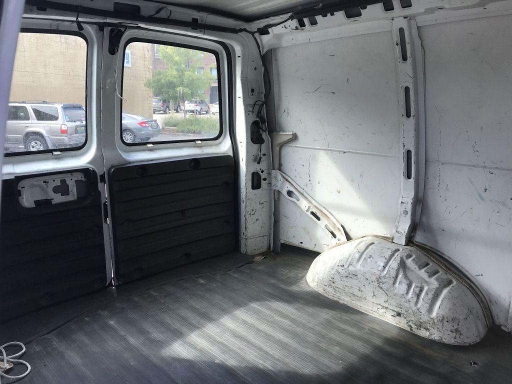 2000 GMC Savana 2500 white van