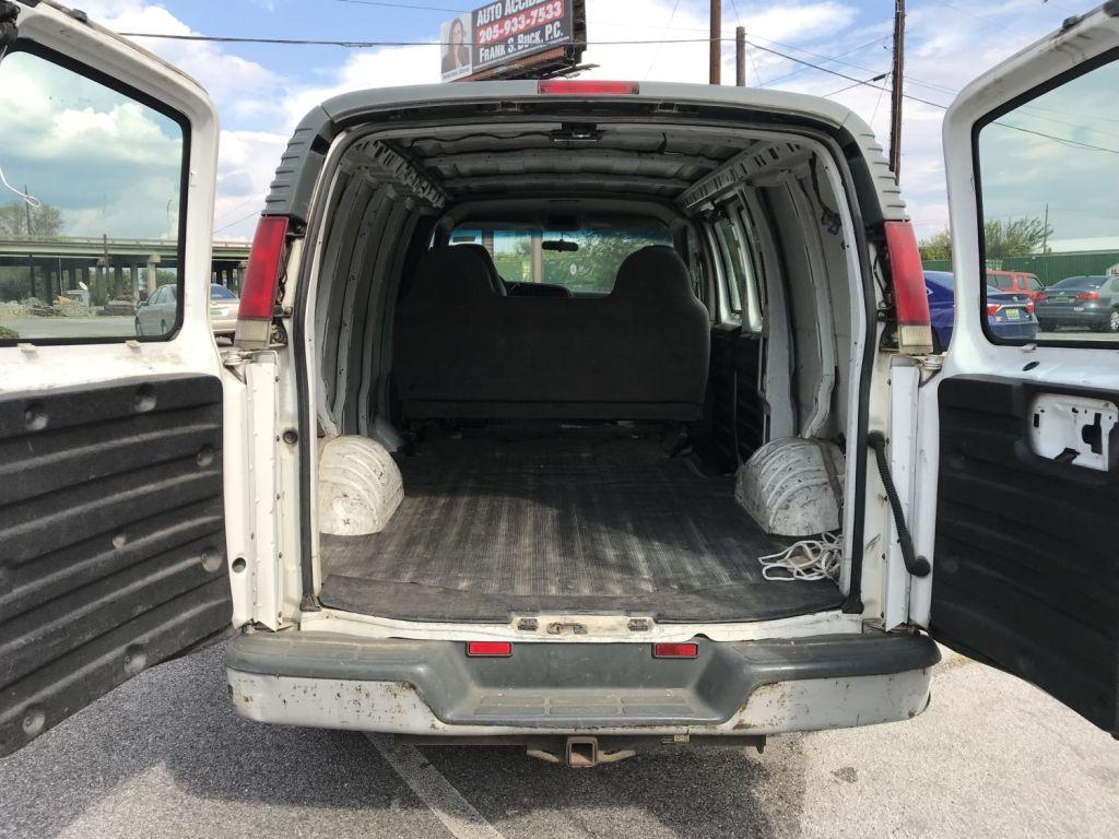 2000 GMC Savana 2500 white van