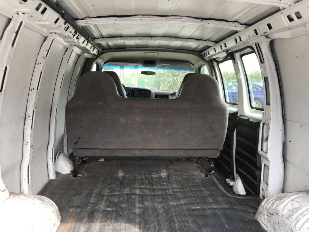 2000 GMC Savana 2500 white van