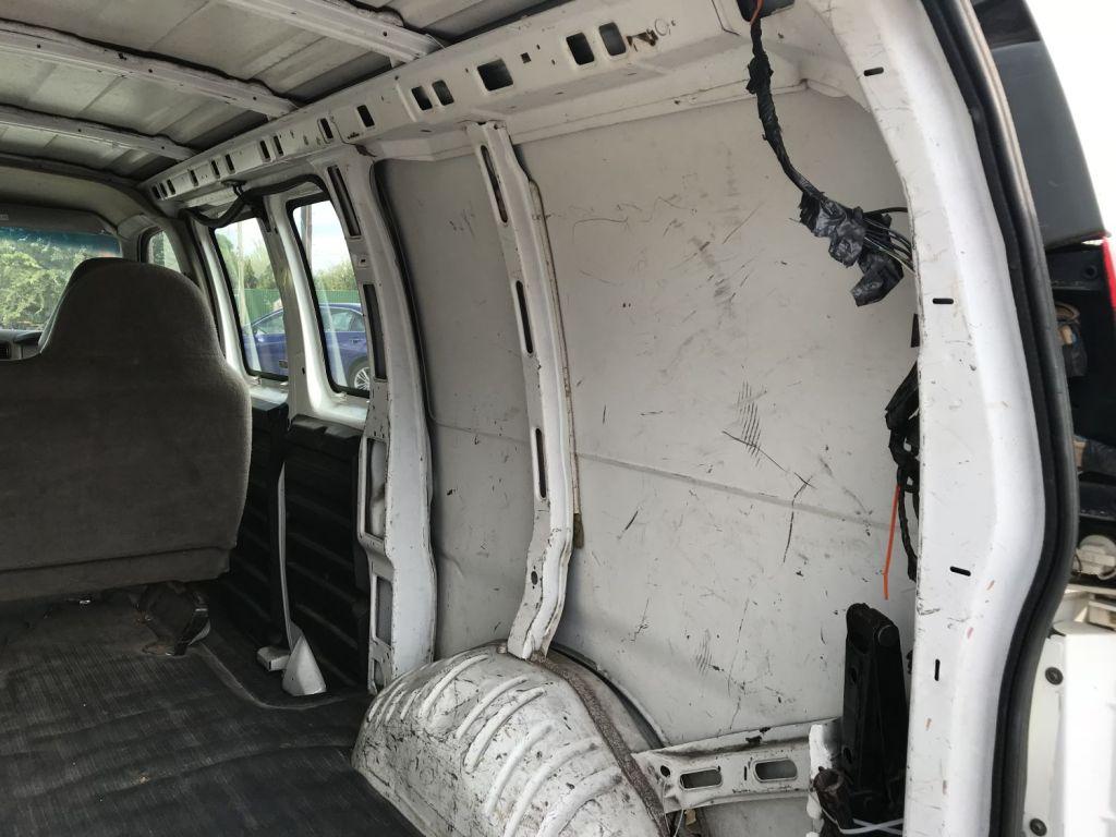 2000 GMC Savana 2500 white van