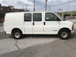2000 GMC Savana 2500 white van