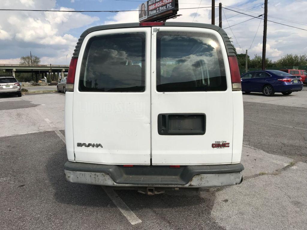 2000 GMC Savana 2500 white van